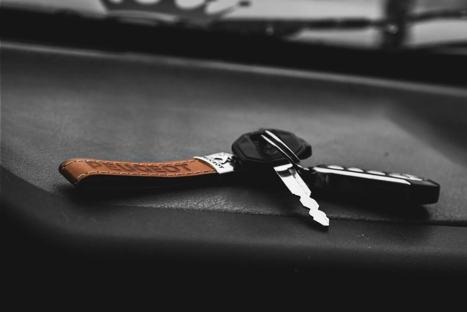 Vue rapprochée d'un moteur V8 démonté posé sur un établi d'atelier, outils et pièces neuves autour
